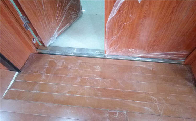 松木羽毛球館木地板怎么翻新？