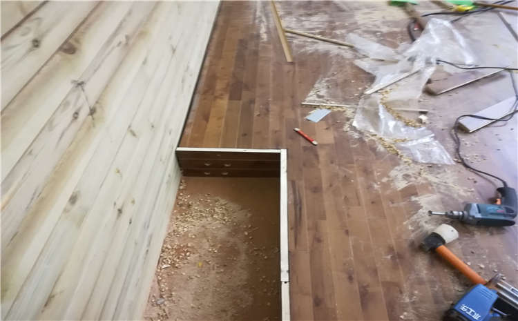 單層龍骨結(jié)構(gòu)籃球館木地板多少錢(qián)一平？