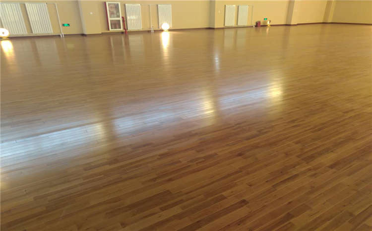 柞木羽毛球館木地板怎么維修？