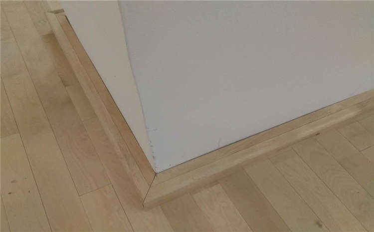 24厚籃球場(chǎng)地木地板怎么翻新?